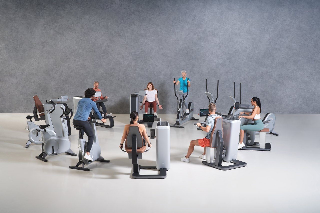 Menschen unterschiedlichen Alters beim Training an milon Trainingsgeräten bei MedFit Aktiv 24 in Bad Staffelstein