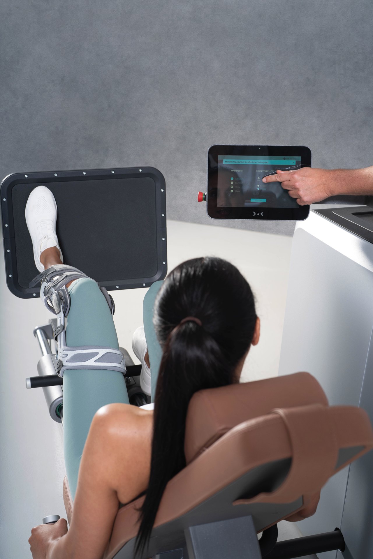 Betreutes Training an einem milon Trainingsgerät bei MedFit Aktiv 24