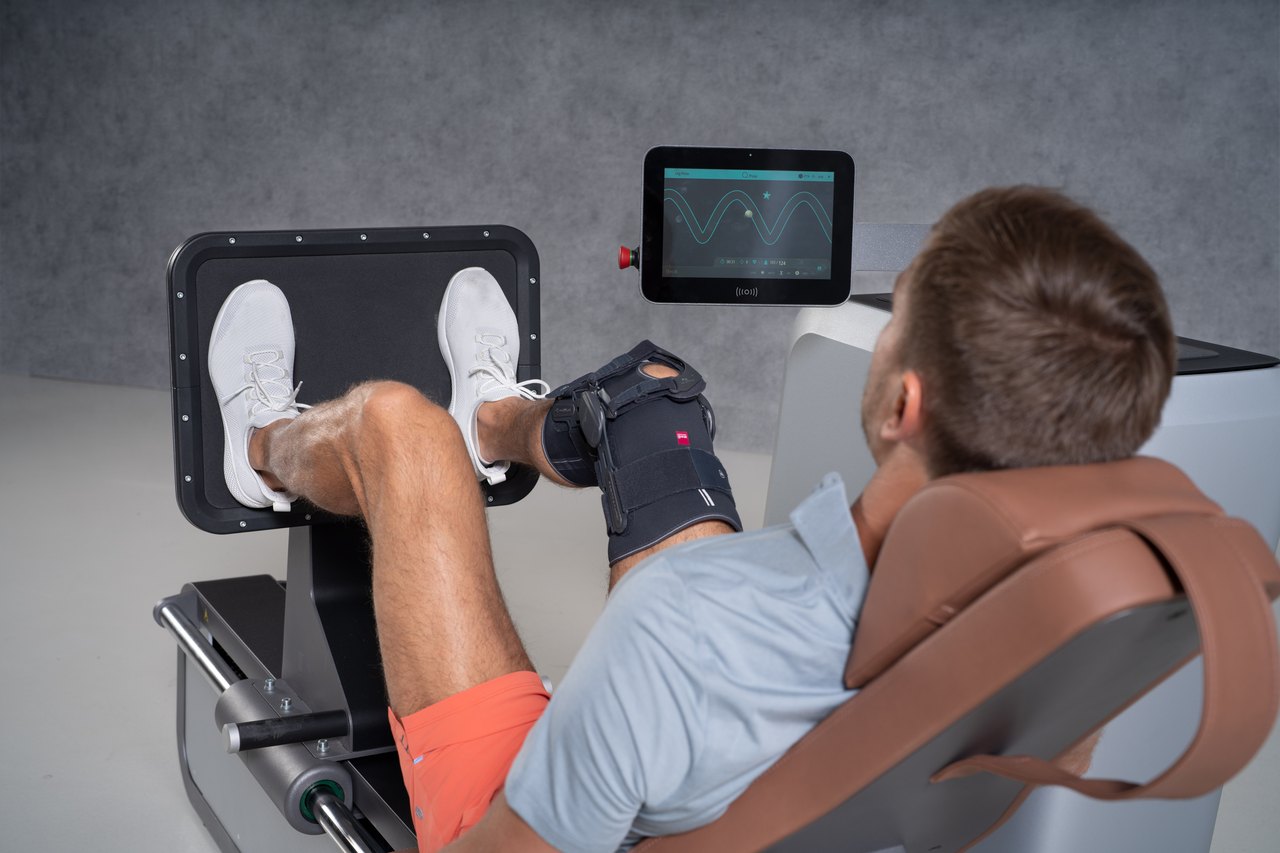 Kontrolliertes Beintraining mit Bandage an einem milon Gerät bei MedFit Aktiv 24