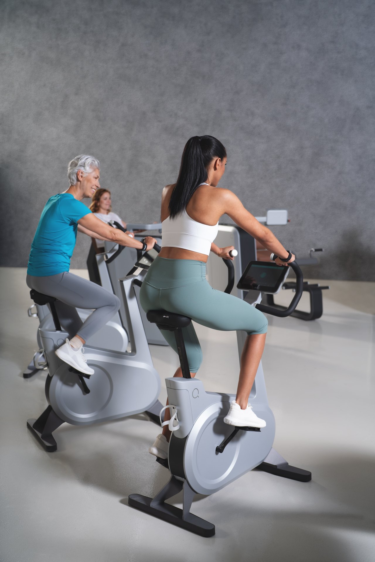 Zwei Frauen unterschiedlichen Alters beim Ausdauertraining bei MedFit Aktiv 24 in Bad Staffelstein