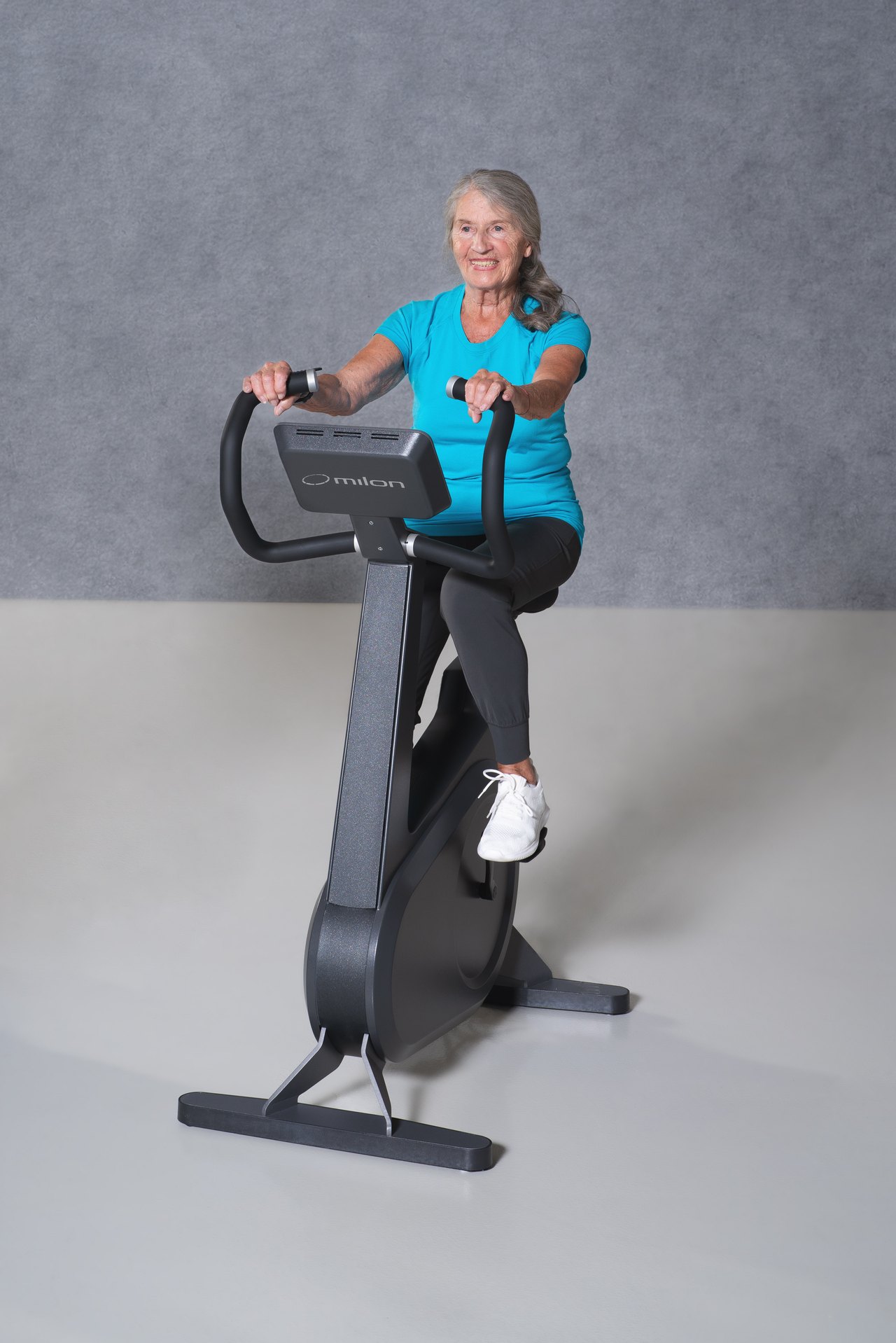 Ältere Frau beim Radtraining bei MedFit Aktiv 24 in Bad Staffelstein